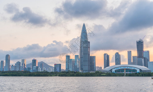 种豆南山下夕阳下深圳湾建筑群背景