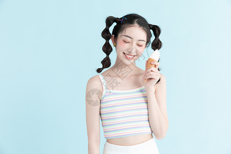 可爱元气少女手拿冰淇淋背景图片