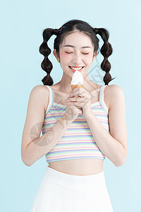 夏日可爱元气少女手拿冰淇淋图片