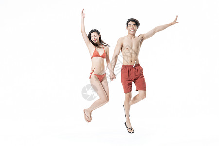 青年情侣夏日泳装比基尼欢呼跳跃图片