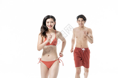夏日泳装青年情侣奔跑图片