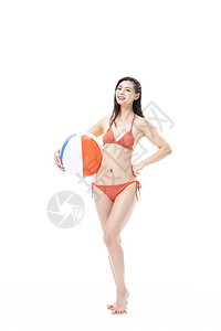 青年泳装美女玩沙滩排球背景图片