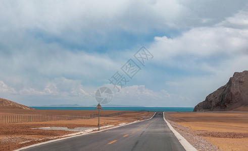 蓝天白云下的公路背景图片