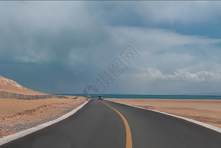 藏区公路自驾路面风景图片