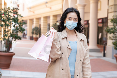 戴口罩购物的青年女性图片