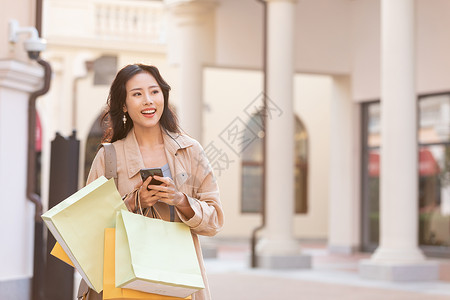 女性商场欢快购物打电话图片
