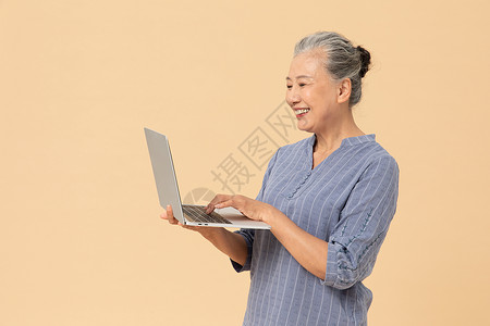 老年人上网笔记本电脑图片