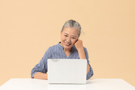 老年人上网笔记本电脑图片