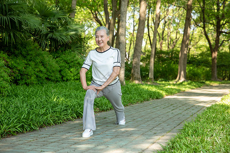 老年女性户外压腿高清图片