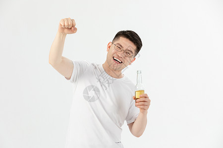 青年男性拿啤酒瓶加油庆祝高清图片