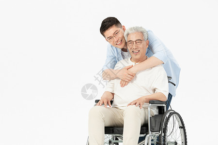 中年男性陪伴坐轮椅老年父亲图片