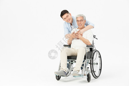 中年男性陪伴坐轮椅老年父亲图片