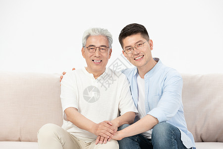 中老年居家父子陪伴图片