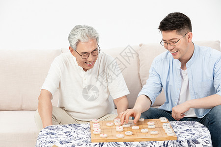 中老年父子下象棋图片