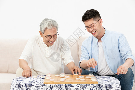 中老年父子下象棋图片