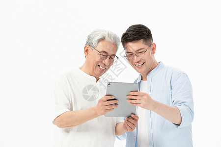 中老年父子看平板电脑图片
