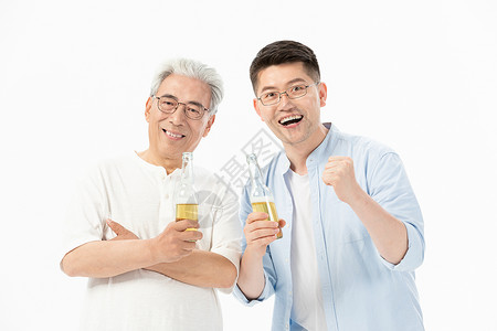 中老年父子看比赛喝啤酒庆祝图片