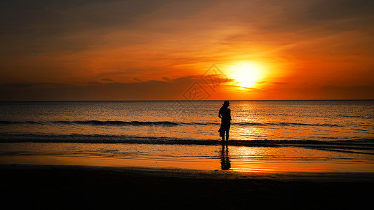 马来西亚最美夕阳大海落日少女人像赶海背影剪影背景