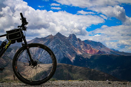 西藏雪山骑行图片