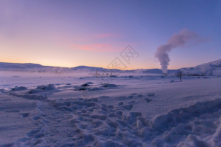 烟囱岩石冰岛雪地日出迷人的自然美景背景