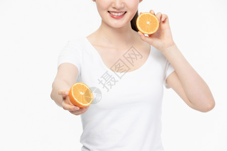女性瘦身减肥吃柠檬特写图片