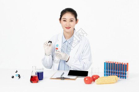 女性生物学家研究食物营养成分图片