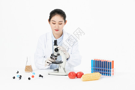 女性生物学家用显微镜检测食品安全图片