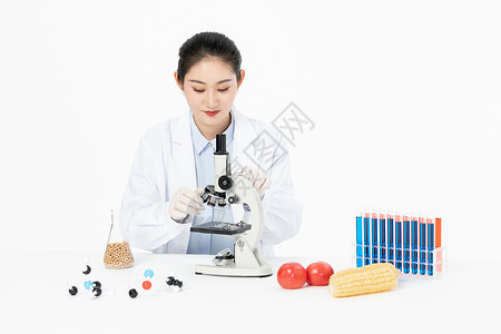 女性生物学家用显微镜检测食品安全图片