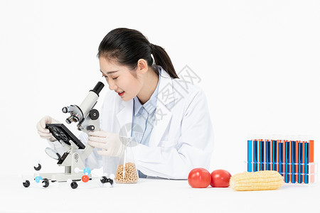 科研检测女性生物学家用显微镜检测食品安全背景