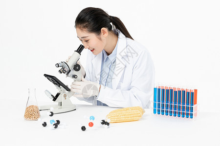转基因生物女性生物学家用显微镜检测食品安全背景