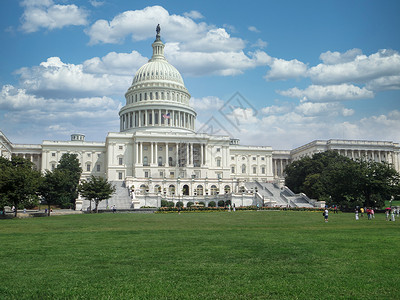 草坪广场蓝天白云下的白宫风景背景