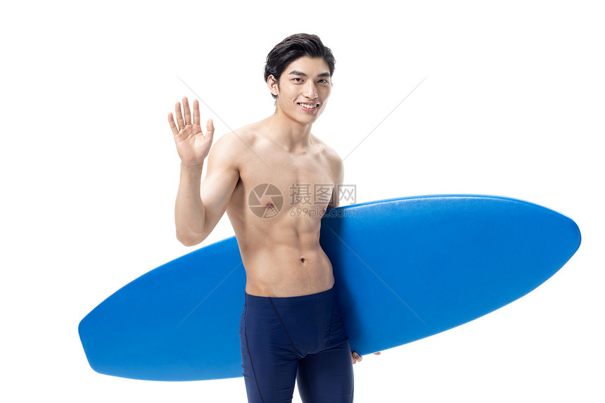 青年泳装男性玩冲浪板图片