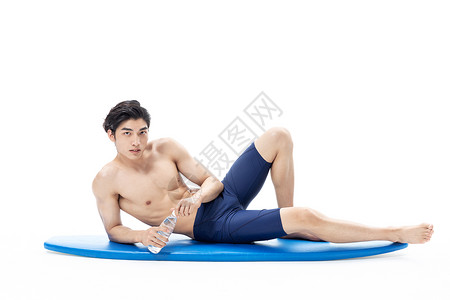 青年夏日泳装男性玩冲浪板喝水图片