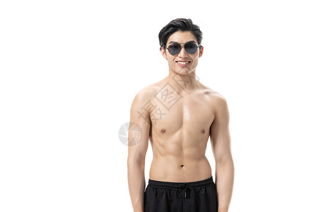 青年男性泳装戴墨镜高清图片