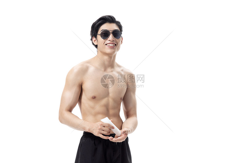 青年夏日泳装男性涂防晒图片
