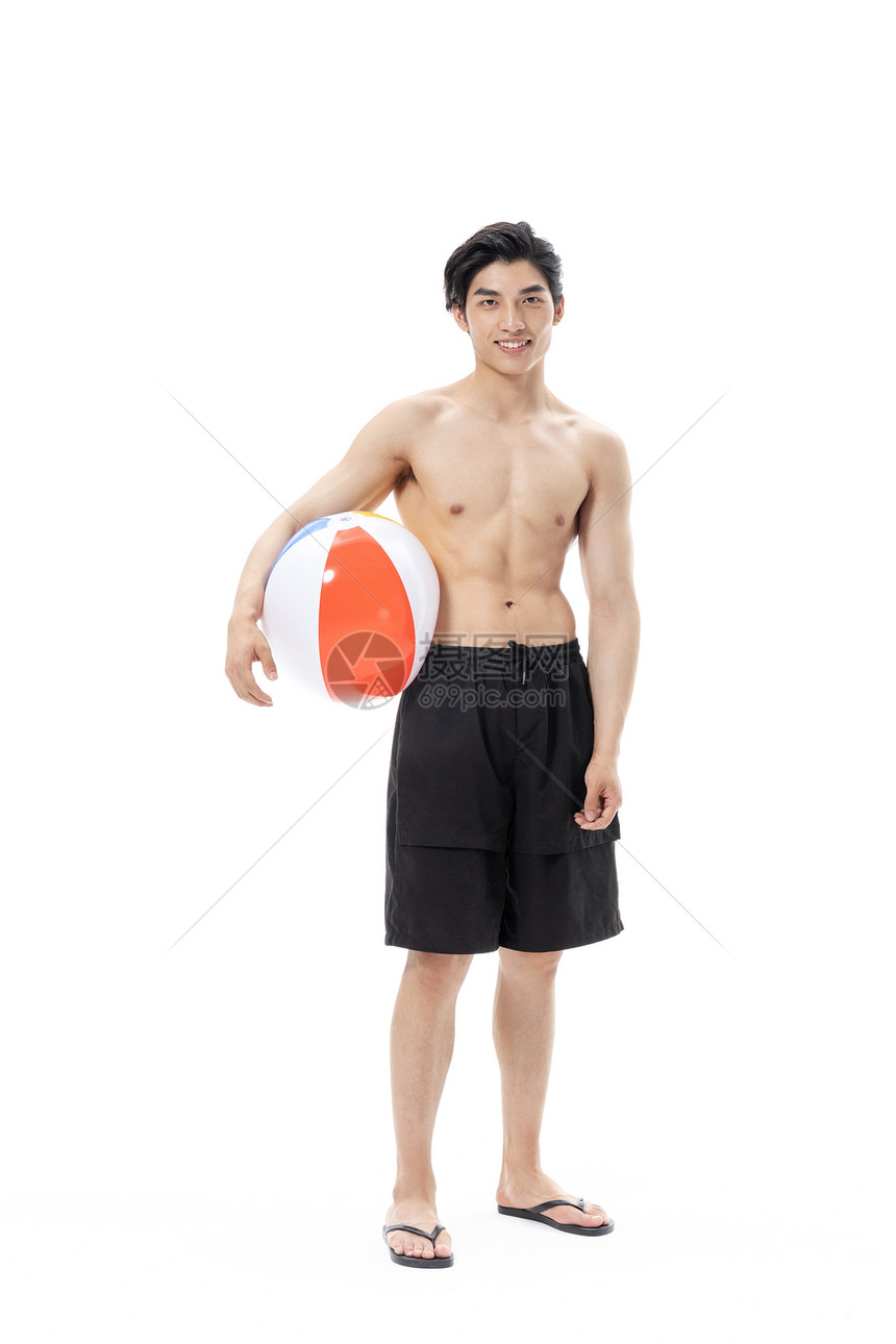 青年夏日男性泳装拿着沙滩排球图片