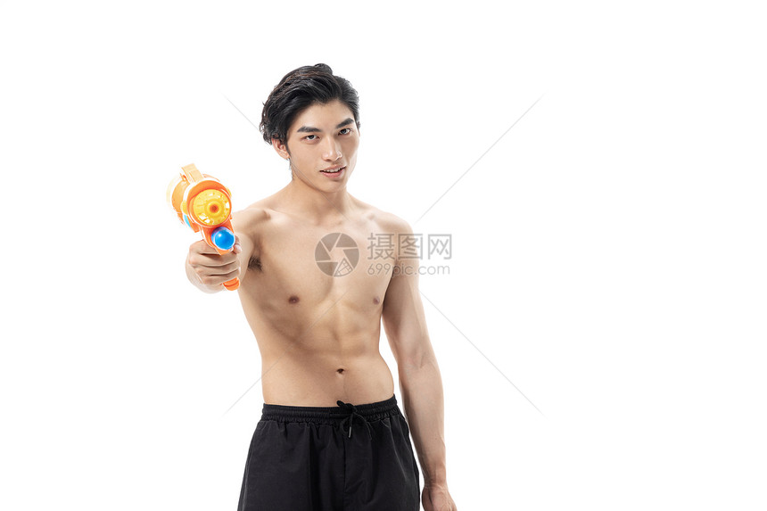 青年夏日男性泳装拿着水枪图片