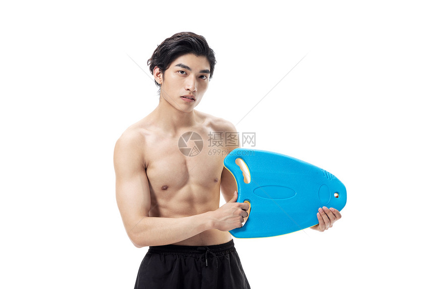 夏日青年男性泳装拿着滑水板图片