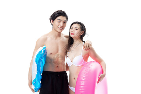 夏日泳装情侣拿着游泳圈背景图片