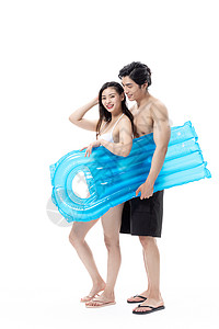 青年夏日情侣拿着游泳板图片