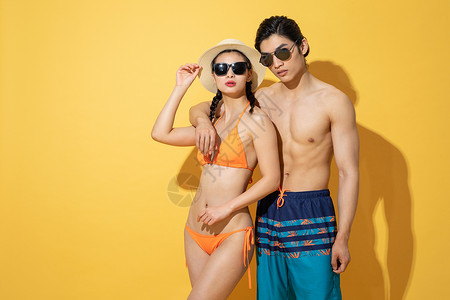 夏日泳装情侣带着墨镜高清图片