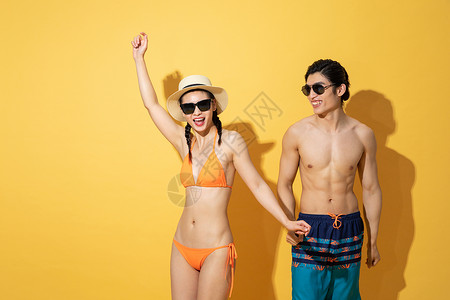 夏日泳装情侣带着墨镜高清图片