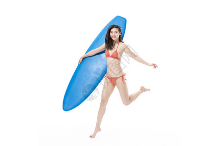 夏日泳装女性玩冲浪板背景图片