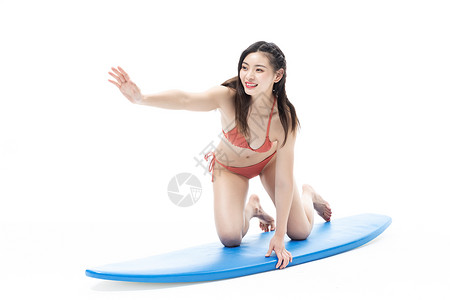 夏日泳装女性玩冲浪板背景图片