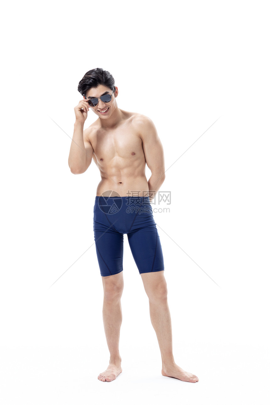 夏日泳装男性涂防晒图片