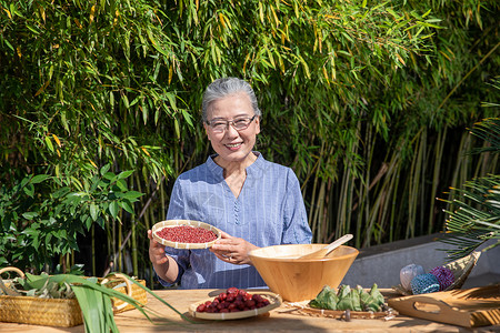 端午节户外奶奶包粽子图片