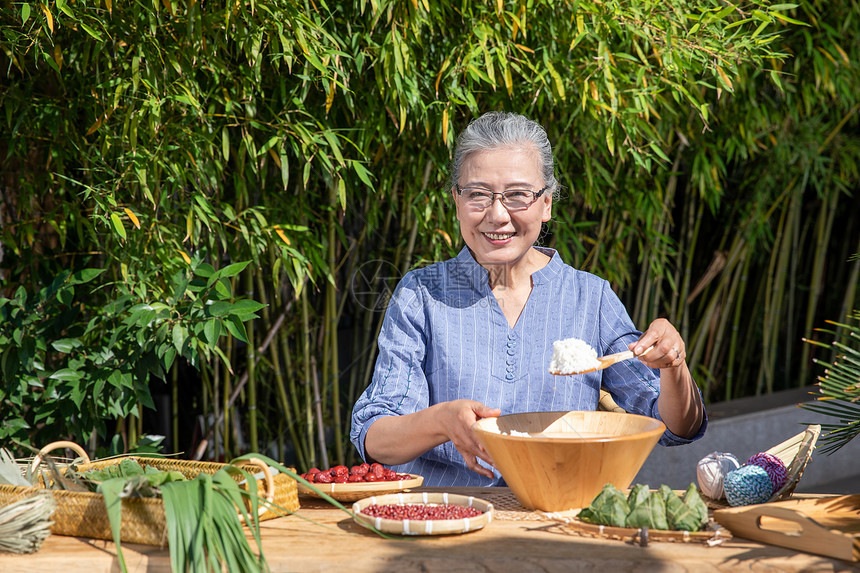 端午节户外奶奶包粽子图片