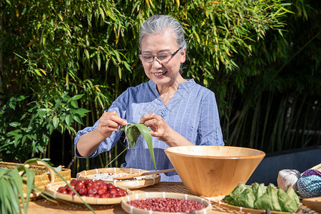 端午要做什么端午节户外奶奶包粽子背景