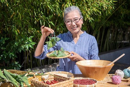 端午节奶奶户外包粽子图片