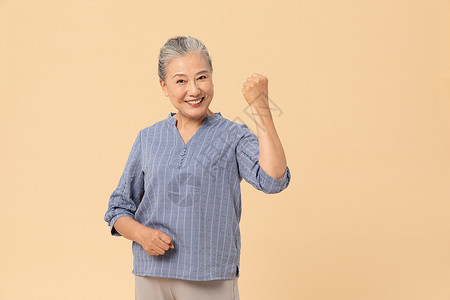 老年女性加油手势图片